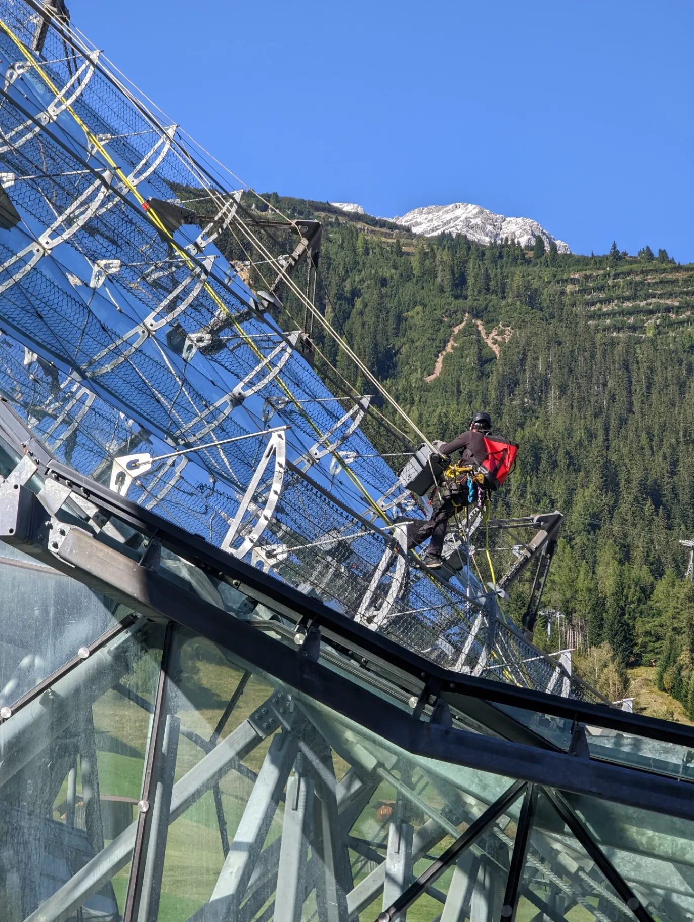 Industriekletterer bei Arbeiten an Bergbahninfrastruktur in Tirol
