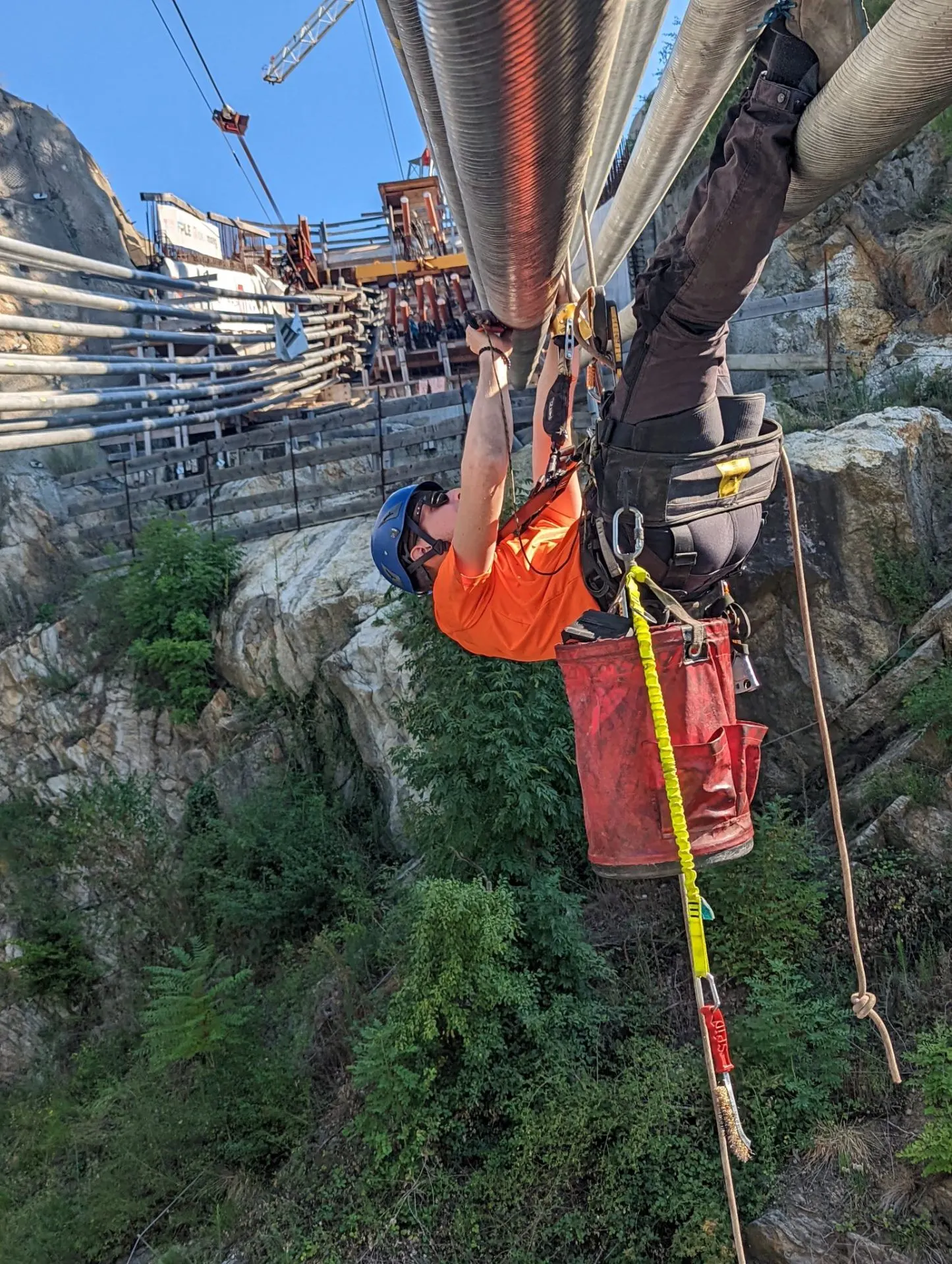 Montagearbeiten in der Höhe mit Seilzugangstechnik
