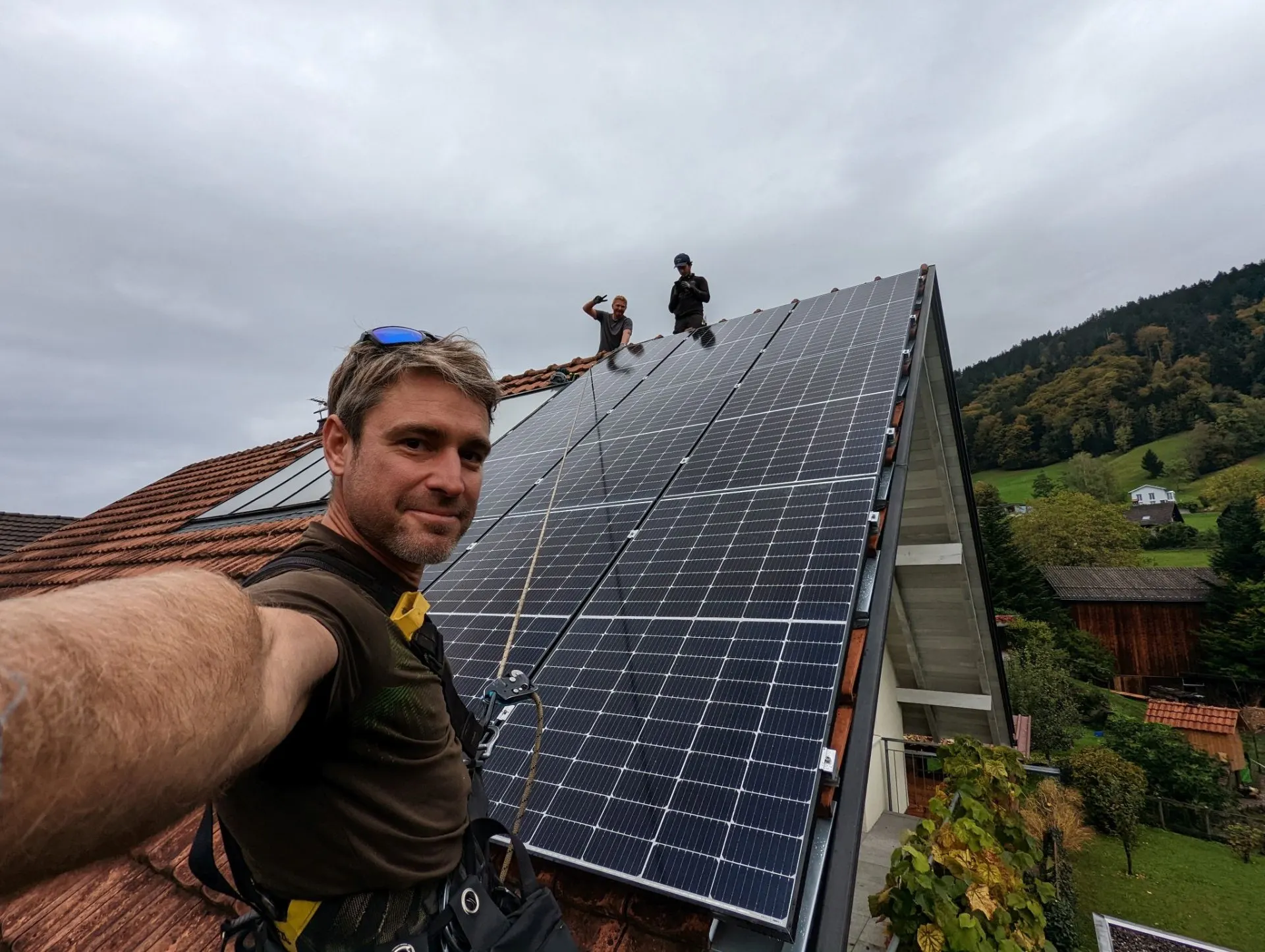 Photovoltaik-Montage auf Steildach mit Seilzugangssicherung