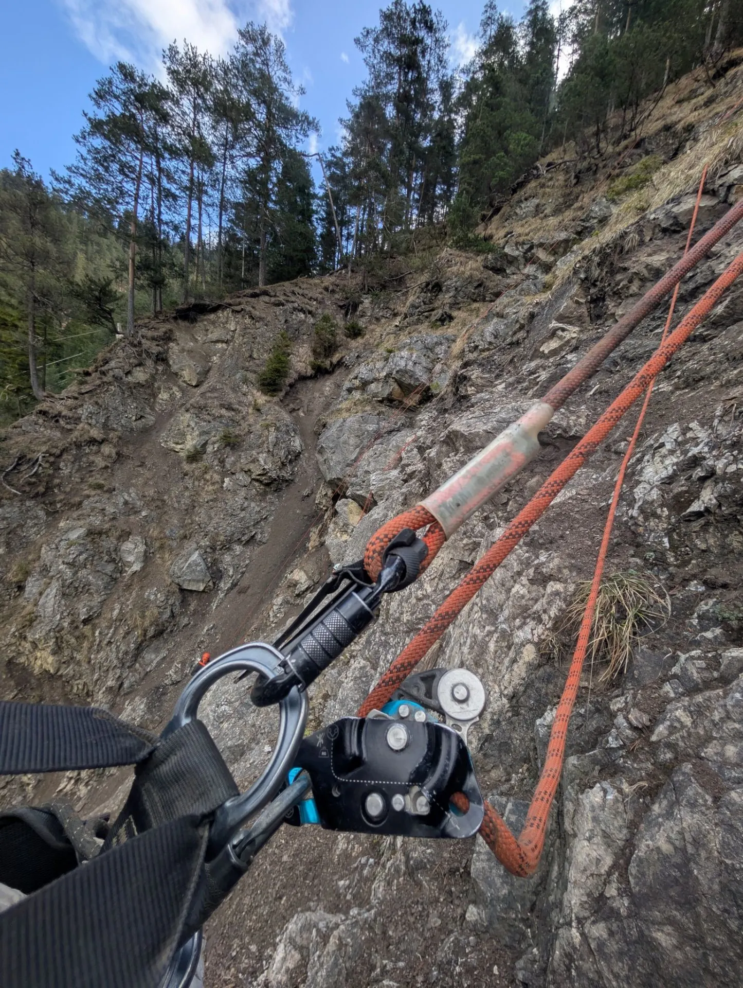 Detailaufnahme: Arbeiten mit Seilzugangssystem im alpinen Gelände